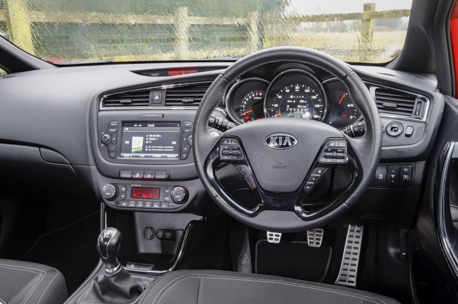 Торпедо Kia ceed-SW GT Line 2015 года  (UK) (фото 6 из 20)